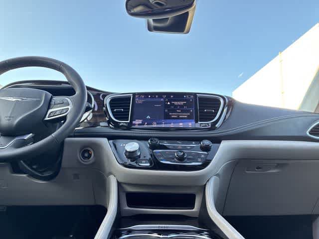 Used 2023 Chrysler Pacifica Limited FWD image 30