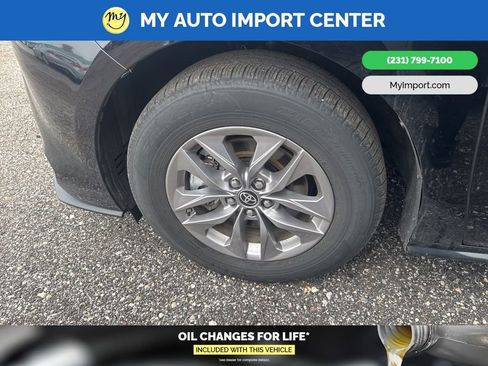 Used 2025 Toyota Sienna XLE image 6