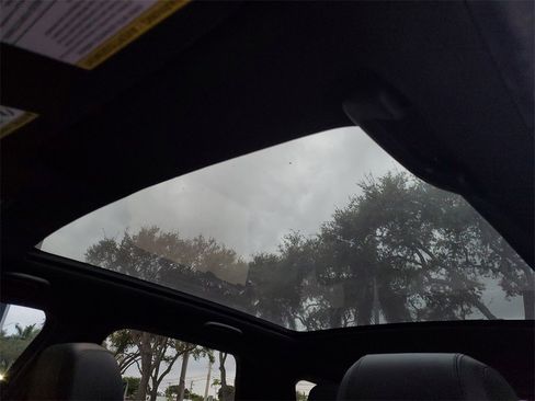 Used 2017 Land Rover Discovery Sport HSE image 29