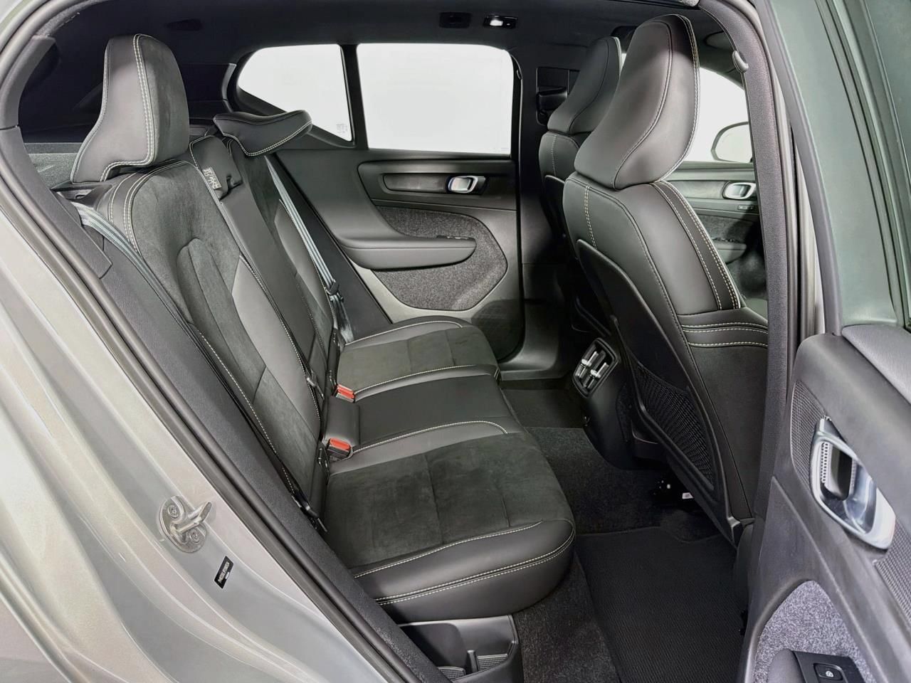 Used 2023 Volvo XC40 Recharge Plus AWD/4WD image 38