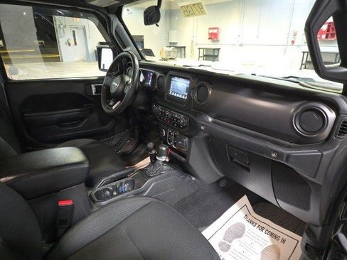 Used 2023 Jeep Gladiator Sport image 7