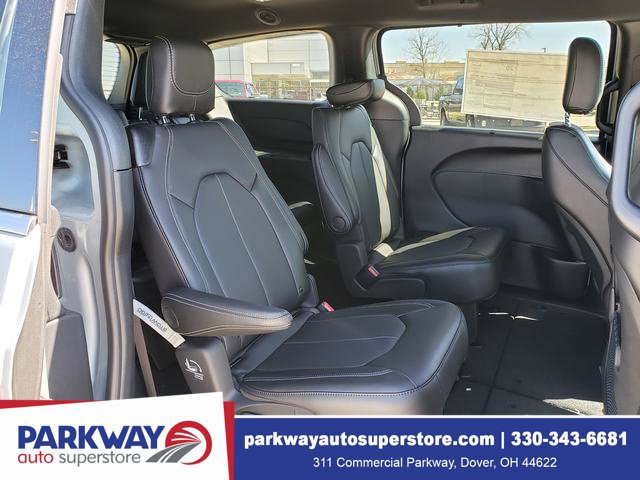 New 2026 Chrysler Pacifica Select AWD/4WD image 18