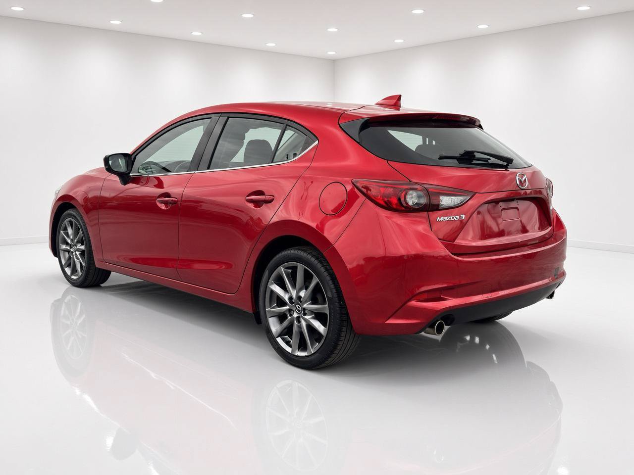 Used 2018 MAZDA MAZDA3 Touring FWD image 3