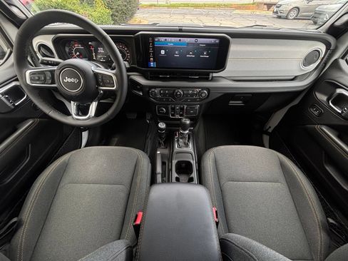 Used 2025 Jeep Wrangler Unlimited Sahara AWD/4WD image 33