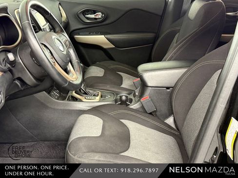 Used 2017 Jeep Cherokee Sport FWD image 14