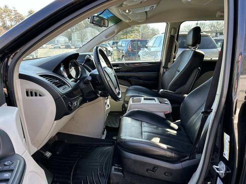 Used 2015 Chrysler Town & Country Touring FWD image 10