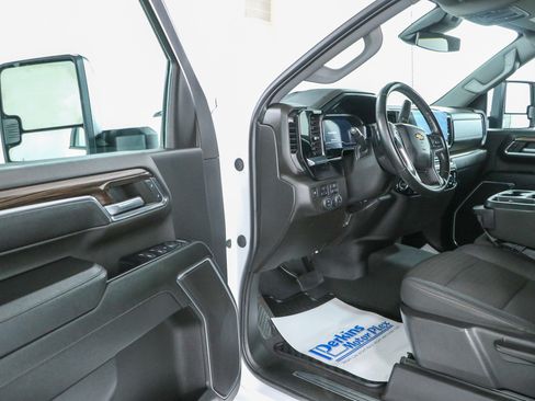 Used 2024 Chevrolet Silverado 2500 LT AWD/4WD image 3