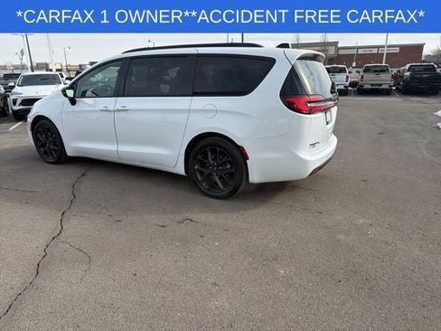 Used 2025 Chrysler Pacifica Limited image 8