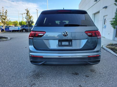 Used 2022 Volkswagen Tiguan SE w/ Panoramic Sunroof Package FWD image 5