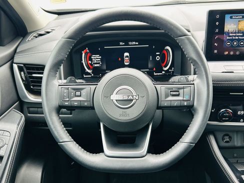 Used 2024 Nissan Rogue Platinum image 18