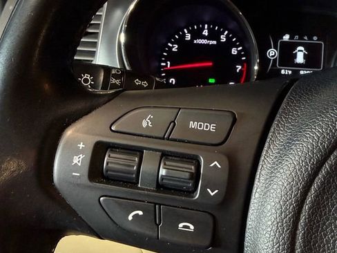 Used 2018 Kia Sedona LX w/ LX Essentials Premium Package FWD image 11