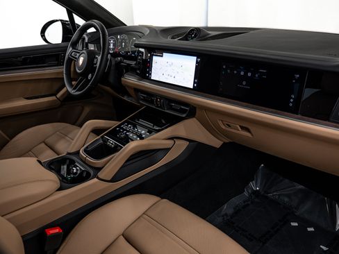 Certified 2025 Porsche Cayenne GTS image 14