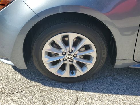 Used 2021 Toyota Corolla LE w/ LE Convenience Package image 5