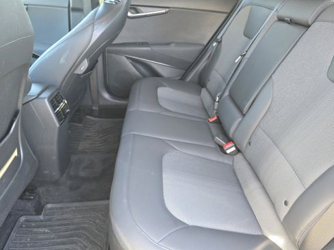 Used 2023 Kia Niro EX image 12
