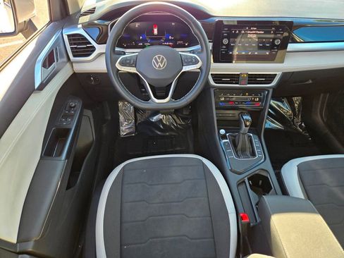 Certified 2025 Volkswagen Taos SE w/ Panoramic Sunroof Package FWD image 10