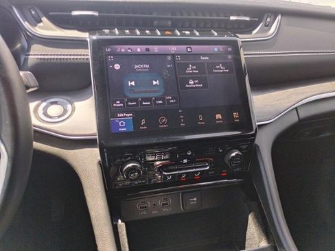 Used 2022 Jeep Grand Cherokee Limited image 23