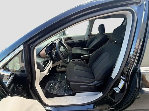 Used 2020 Chrysler Voyager L FWD image 19