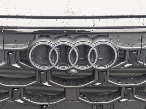 Used 2025 Audi Q8 Prestige w/ Prestige Package image 32