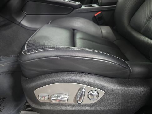 Certified 2025 Porsche Macan AWD/4WD image 23