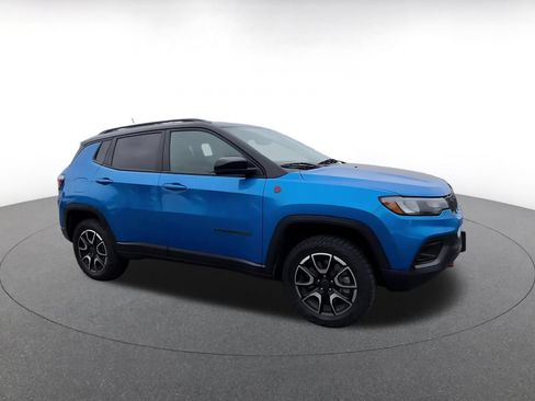 Used 2025 Jeep Compass Trailhawk AWD/4WD image 2