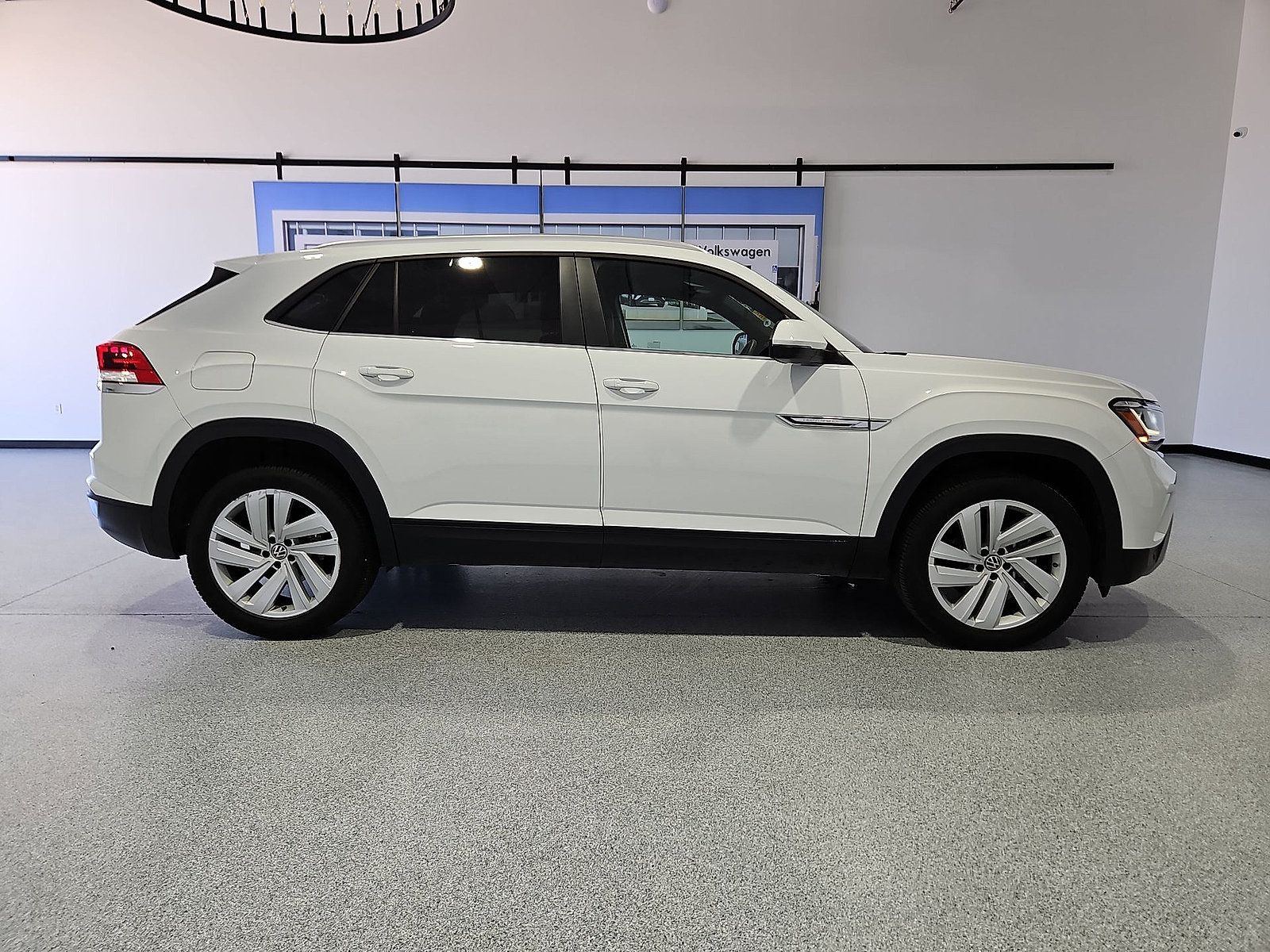 Certified 2023 Volkswagen Atlas Cross Sport SE w/ Panoramic Sunroof Package FWD image 9