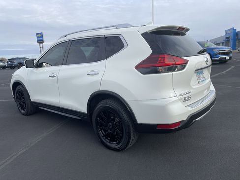 Used 2018 Nissan Rogue SV w/ Premium Package image 3