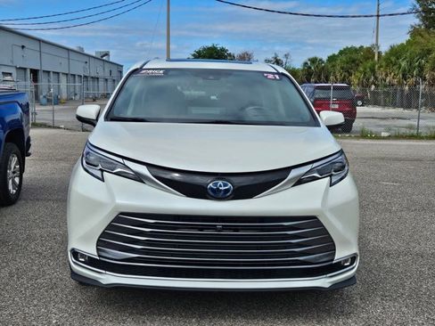 Used 2021 Toyota Sienna Platinum image 2
