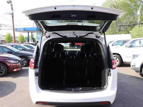 Used 2025 Chrysler Pacifica Limited FWD image 57