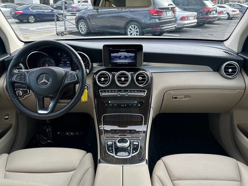 Used 2019 Mercedes-Benz GLC 300 w/ Premium Package image 20