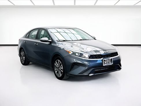 Used 2023 Kia Forte LXS w/ LXS Technology Package FWD image 3