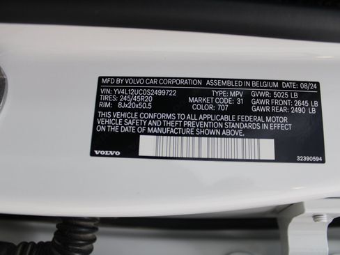 Used 2025 Volvo XC40 B5 Plus image 44