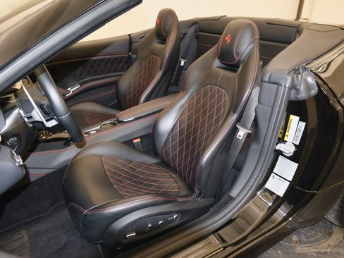 Used 2017 Ferrari California T image 21