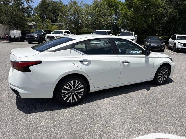 Used 2025 Nissan Altima 2.5 SV FWD image 2