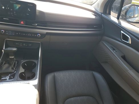 Used 2025 Kia Carnival EX image 27