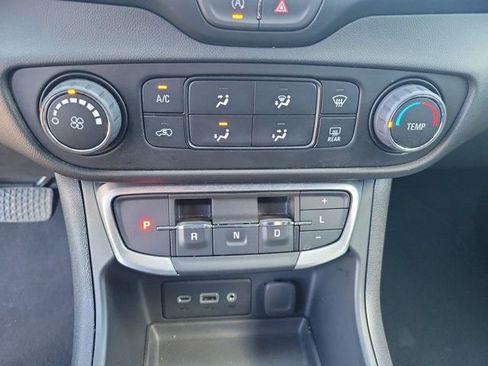 Used 2024 GMC Terrain SLE image 21