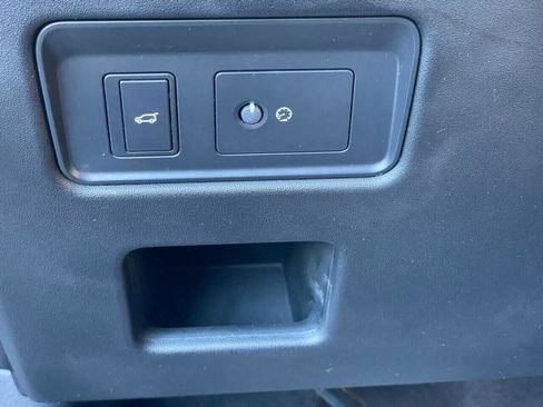 Used 2020 Land Rover Discovery SE image 41