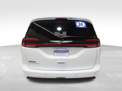 Used 2024 Chrysler Pacifica Touring-L image 3