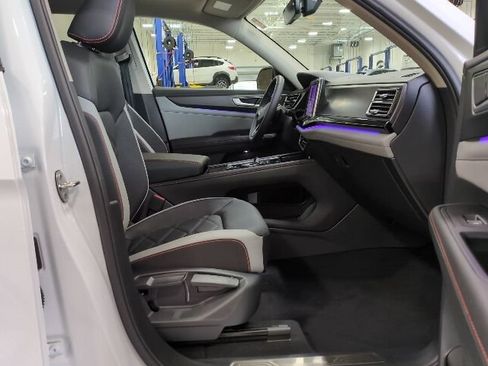 Used 2025 Volkswagen Atlas Peak Edition SE AWD/4WD image 15
