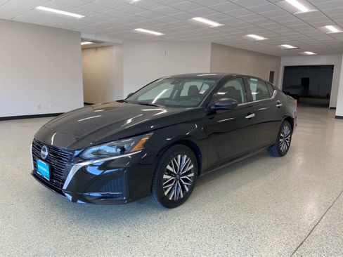 Used 2024 Nissan Altima 2.5 SV image 10