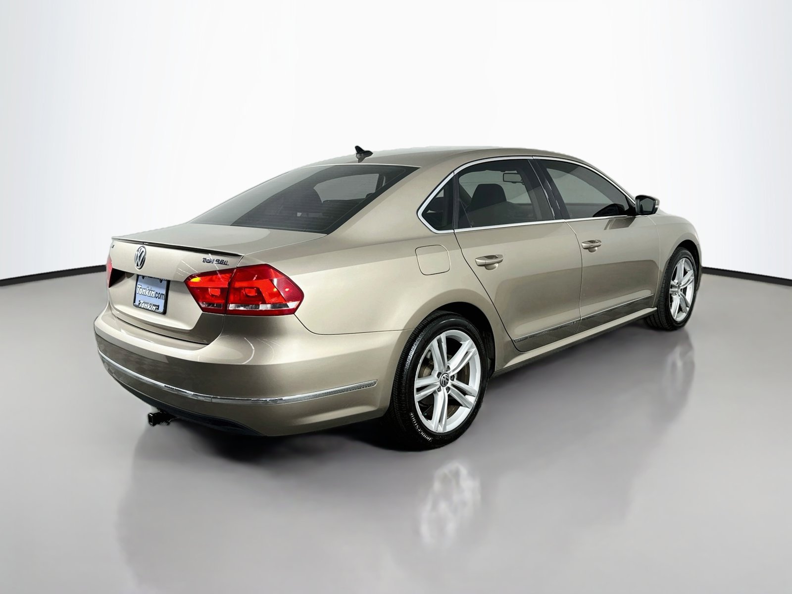 Used 2015 Volkswagen Passat TDI SEL Premium FWD image 7