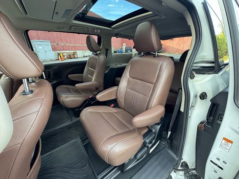 Used 2019 Toyota Sienna Limited Premium image 8