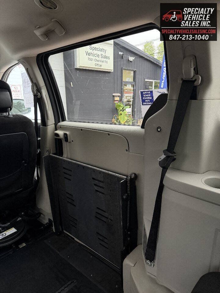 Used 2013 Dodge Grand Caravan SXT FWD image 31
