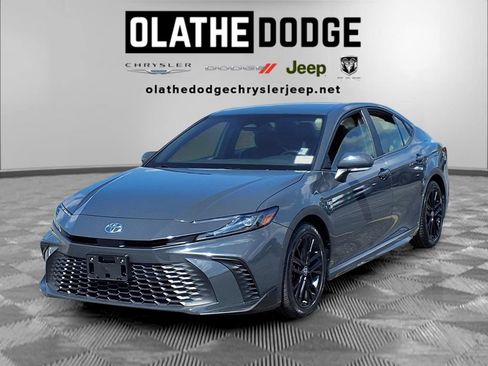 Used 2025 Toyota Camry SE FWD image 1