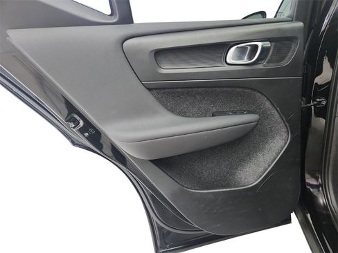 Used 2023 Volvo XC40 B5 Plus image 24