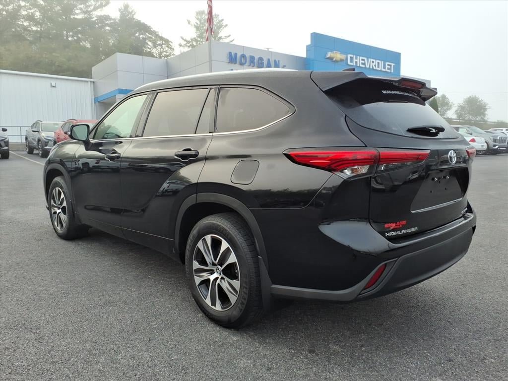 Used 2022 Toyota Highlander XLE AWD/4WD image 4