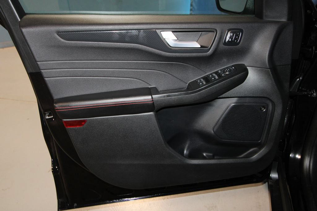 Used 2025 Ford Escape ST-Line Elite w/ Premium Technology Package AWD/4WD image 2