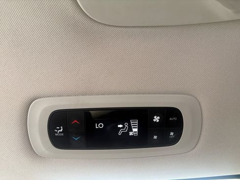 Used 2023 Chrysler Pacifica Touring-L FWD image 7