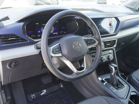Used 2022 Volkswagen Taos SE FWD image 12