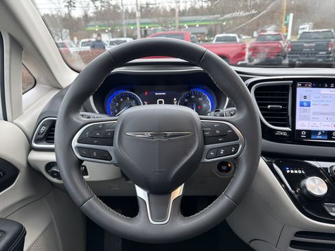 Used 2024 Chrysler Pacifica Touring-L image 14