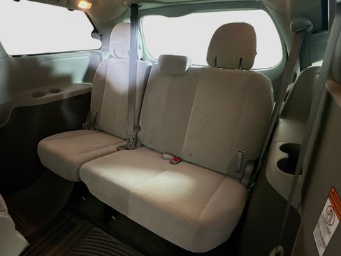 Used 2018 Toyota Sienna LE FWD image 29